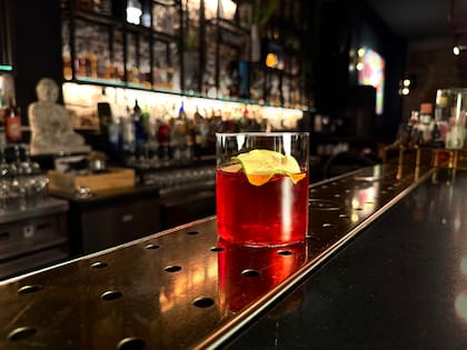 "Es un Negroni que habla de territorio y demuestra cómo los clásicos pueden transformarse sin perder su esencia”, dice Gallosi