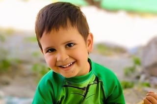 Un nene de tres años necesita ayuda urgente para no perder su lengua