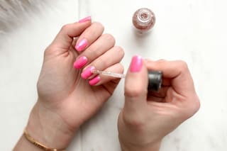 Cómo puedo sacarme en casa el esmalte semi permanente de mis uñas