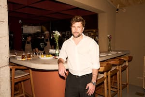 El influencer que reniega de ese mote abrió una parrilla “sin pretensiones” y volvió a incomodar al rubro