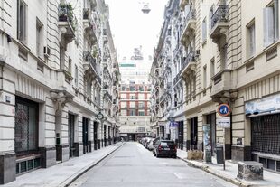 Es una calle angosta que atraviesa una manzana del barrio de San Nicolás y se construyó en 1924