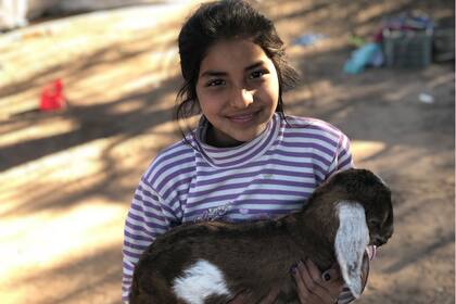 Es una de los 11 hijos que los Nolasco tuvieron en Los Tigres, en Santiago del Estero. Viven en un rancho de adobe y techo de chapa, y se mantienen con la cría de animales y la producción de carbón.