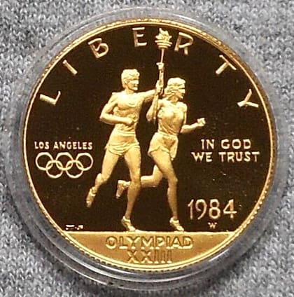 Es una moneda conmemorativa de los Juegos Olímpicos realizados en Los Angeles en 1984
