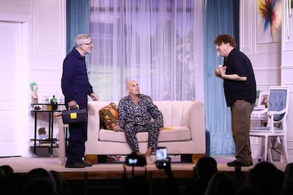 "Es una obra pensada para estar mejor, para que el público salga mejor de lo que llegó, porque la risa es una energía liberadora y, cuando te pones positivo, todo está bueno", señaló Acosta, protagonista y director de la disparatada comedia