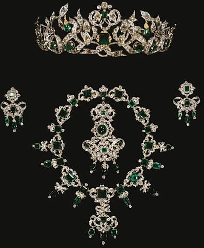 Es una pieza realizada en plata, con 2650 diamantes y 67 esmeraldas firmada por la casa CM Weissshaupt, que la hizo en 1840 para las bodas de plata de Christian VIII y Carolina Amalia de Dinamarca.