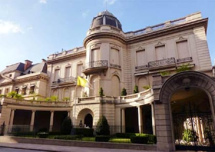 Es uno de los palacios más representativos de la aristocrática calle Alvear