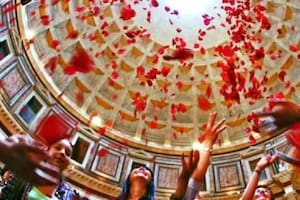 La impactante lluvia de pétalos de rosa en el Panteón de Roma por Pentecostés
