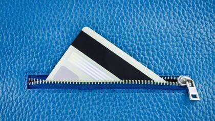 Esa banda negra en el reverso de tu tarjeta es lo que hizo que el uso de los plásticos se disparara