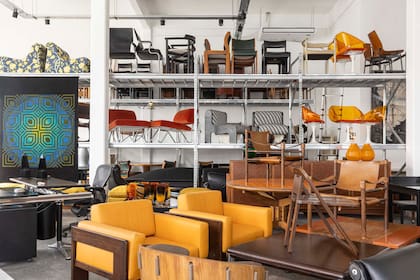 Esa colección que Hillar fue armando casi inintencionalmente incluye piezas de diseñadores de todo el país: Lucrecia Moyano, Luis Casnati, Gerardo Clusellas y Ricardo Blanco son algunas de las figuras clave.