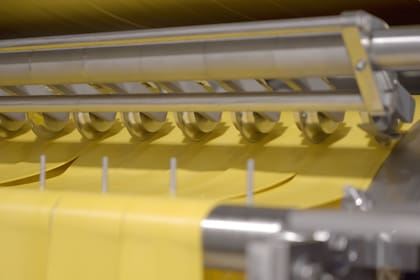 Esa lámina se va a enfriar rápidamente para luego cortarla en 24 tiras que se van a ir apilando y tomando el formato de la feta que luego vemos en las hamburguesas.