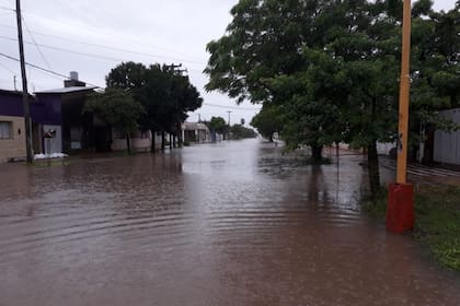 Esa localidad del norte de la provincia quedó bajo el agua tras un intenso temporal; hay 70 evacuados y reparten bolsas con arena, pero el agua ya ingresó a las viviendas