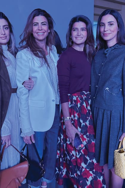 Esa misma mañana fueron al desfile de la icónica maison en los jardines de Las Tullerías, y posaron con Charlotte y Sassa de Osma