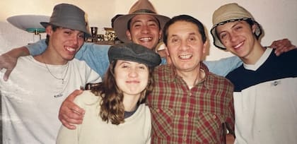 "Esa vida simple: me enseñó la importancia del uso del tiempo, saber estar con otras personas y el valor de vivir en comunidad”, dice Gollo (el último a la derecha) de su padre (en el centro).