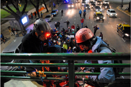 Escaladores del Centro Andino de Buenos Aires (CABA) cortaron anoche la avenida Figueroa Alcorta en defensa de la palestra en donde entrenan