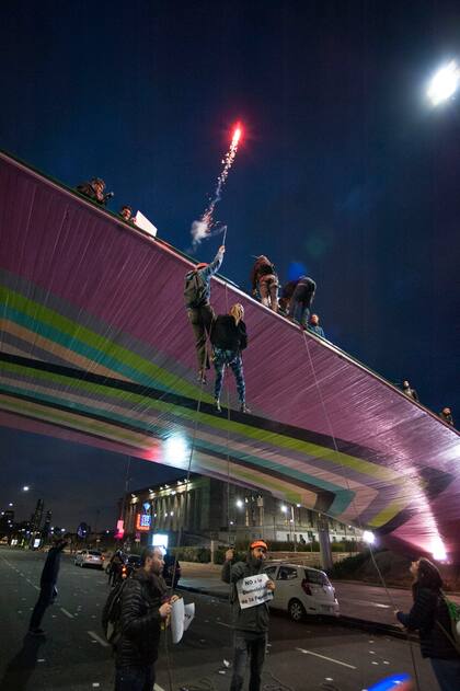 Escaladores del Centro Andino de Buenos Aires (CABA) cortaron anoche la avenida Figueroa Alcorta en defensa de la palestra en donde entrenan