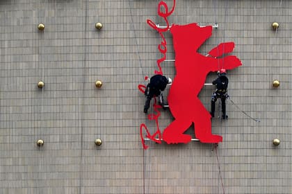 Escaladores industriales colocan un oso de la Berlinale en la fachada del cine Zoo Palast, de Berlín, el 10 de febrero de 2026