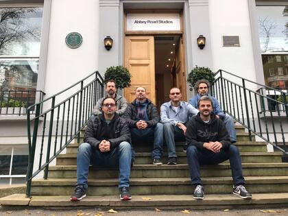 Escalandrum en la entrada de los Estudios de Abbey Road. Nicolás Guerschberg y “Pipi” PIazzolla, al frente. Al fondo, de izquierda a derecha, Gustavo Musso, Mariano Sívori, Damián Fogiel y Martín Pantyrer.