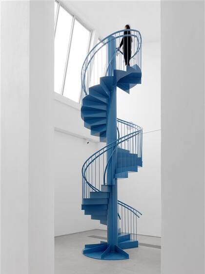 Escalera al cielo. A raíz de una obra similar se produjo el primer encuentro entre John y Yoko. Esta versión se instalará en el Malba, que debió agujerear el techo para que se pueda ver el cielo