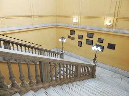 Escalera de acceso y placas conmemorativas.
