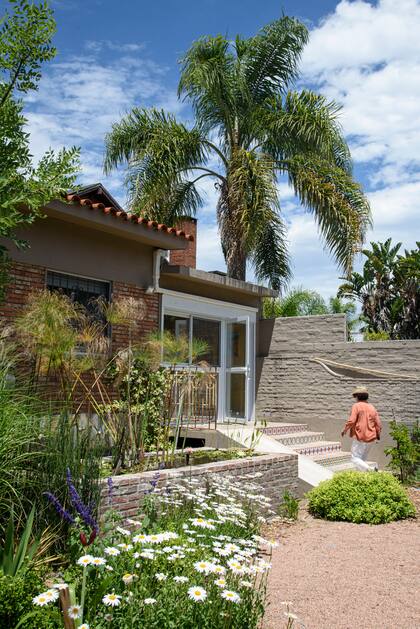 Escalera de ingreso a la casa al lado del estanque