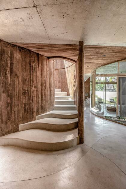 Escalera y piso de hormigón blanco (AFG Constructora).