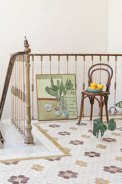 Escaleras arriba, en el hall de entrada de la vivienda con fantásticos mosaicos originales, obra de Juan Pablo Fernández Bravo, artista amigo de la familia.