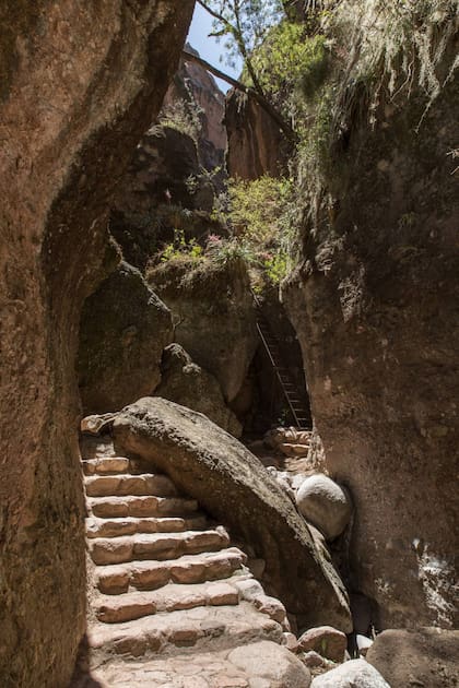 Escaleras labradas en la piedra facilitan el recorrido.