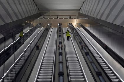Escaleras mecánicas de la Estación de la Calle Liverpool de la nueva línea de trenes subterráneos de Londres Elizabeth Line, en foto del 11 de mayo del 2022. (AP Photo/Alastair Grant)