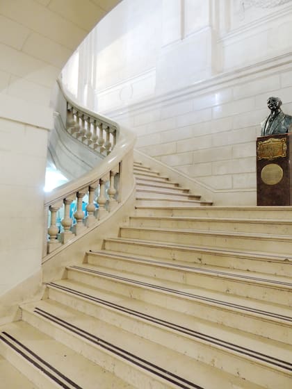 Escaleras palaciegas y busto del benefactor