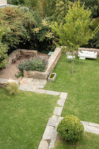 Escaleras que son terrazas o bancos, dibujando el desnivel. Uno de los puntos de descanso con un Acer buergerianum para dar sombra y un bebedero de piedra para atraer a las aves.