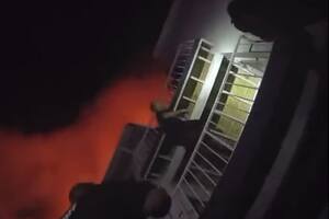 Escaló los balcones de un edificio para salvar a una bebé de un incendio