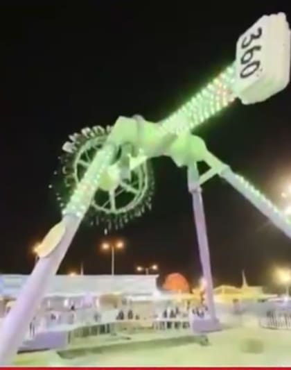 Escalofriante momento en un juego mecánico de un parque de diversiones en Arabia Saudita