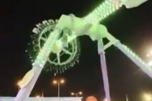 Escalofriante momento en un juego mecánico de un parque de diversiones en Arabia Saudita