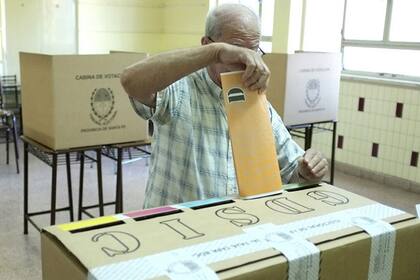 En Santa Fe se vota bajo el sistema de boleta única de papel