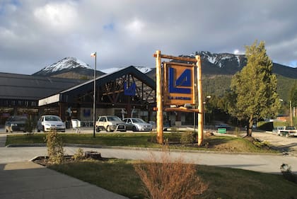 Escándalo en Neuquén: el gerente de un supermercado fue sorprendido robando millones de pesos en mercadería y resultó ser el hijo de una candidata a senadora