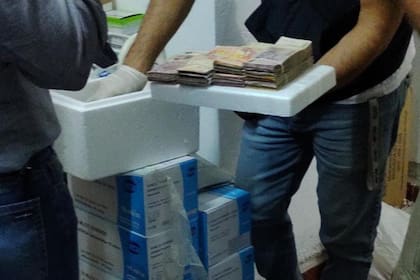 Escándalo en Santiago del Estero: robaron cientos de vacunas contra el coronavirus y vacunaban en su casa