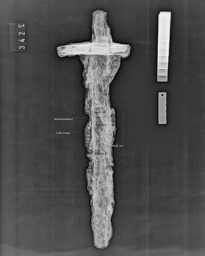 Escaneo de rayos X de la espada con las inscripciones en la hoja