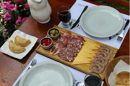 Escapada gastronómica a 1 hora de CABA: conocé Tomás Jofré, el pueblo que se destaca por sus restaurantes de campo