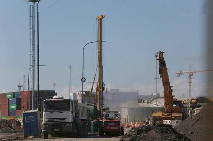 Tres dotaciones de Bomberos están trabajando en el lugar, tirando agua sobre el punto desde donde sale el gas