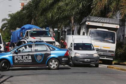 Además de un fuerte olor a gas, hay caos de tránsito en la salida y entrada al microcentro porteño en los alrededores de la terminal de ómnibus de Retiro, horas antes de que comience el fin de semana largo por Pascuas