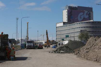 Un operario que trabaja en las obras del Paseo del Bajo perforó un caño