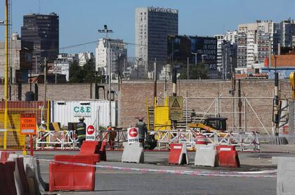 Bomberos trabajan en la zona