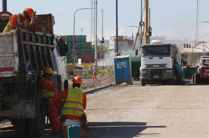Una vez que los bomberos puedan llegar al caño, se lo cerrará en forma paulatina porque hay que esperar a que se evacúe todo el gas del flujo de la cañería
