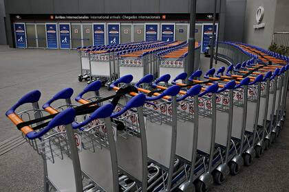 Escaso movimiento de pasajeros en el aeropuerto de Ezeiza debido a las restricciones impuestas por el gobierno nacional