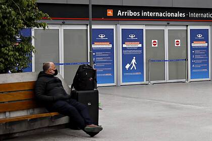 Escaso movimiento de pasajeros en el aeropuerto de Ezeiza debido a las restricciones impuestas por el gobierno nacional