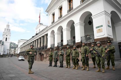 Escaso movimiento en Quito y Guayaquil. La mayoría de los transeúntes son militares