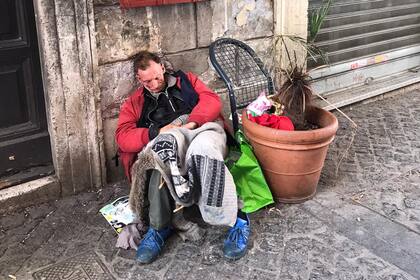 Sin los turistas, los sin techo son más visibles