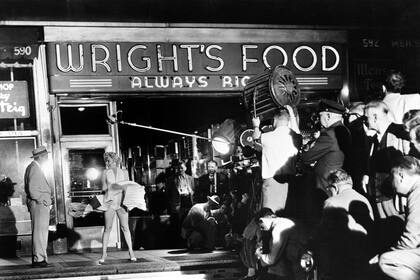 Escena afuera de una tienda de alimentos en 51st Street y Lexington Avenue donde Marilyn estaba parada sobre una reja del subte y un ventilador gigante hizo volar su falda mientras hablaba con Tom Ewell en 1954.