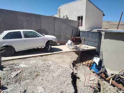 Escena común en los barrios afectados; casas partidas y una vuelta que ya no será posible