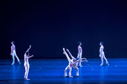 Escena de "Clear", en 2019, una obra de gran exigencia técnica para un elenco de varones